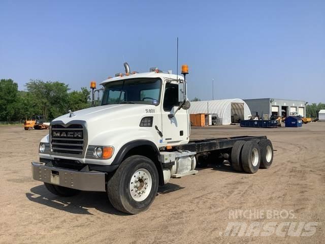 Mack CV713 驾驶室与内部