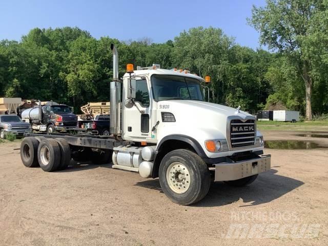 Mack CV713 驾驶室与内部