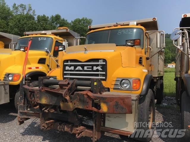 Mack CV713 融雪撒布机