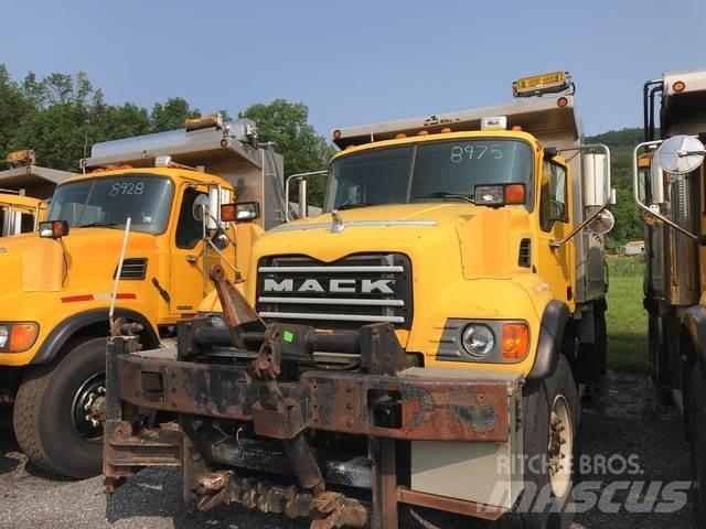 Mack CV713 融雪撒布机
