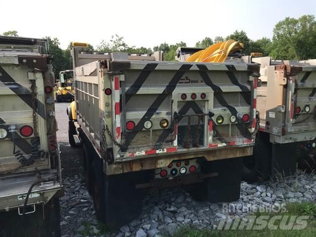 Mack CV713 融雪撒布机