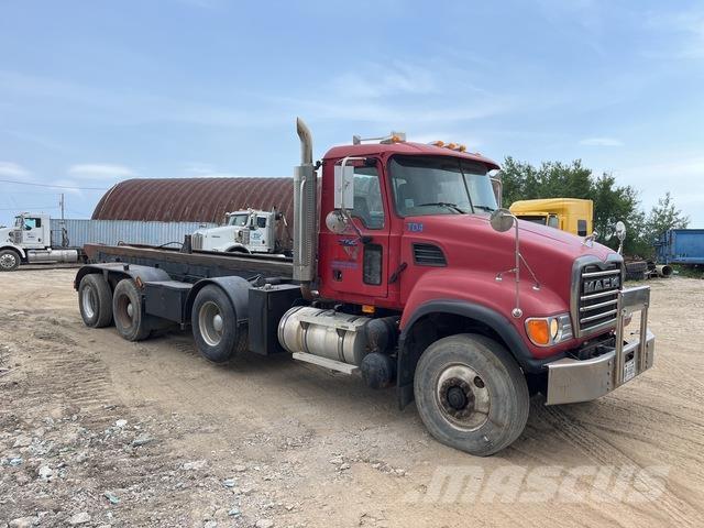 Mack CV713 翻斗车