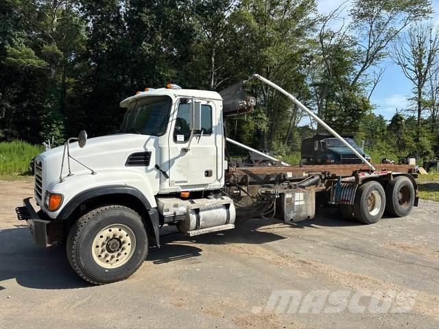 Mack CV713 翻斗车