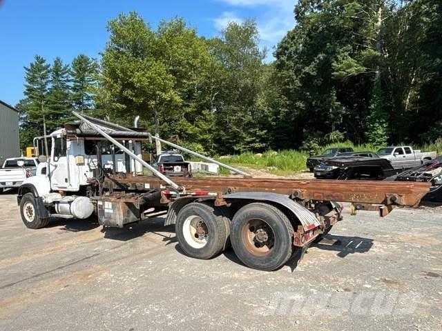 Mack CV713 翻斗车