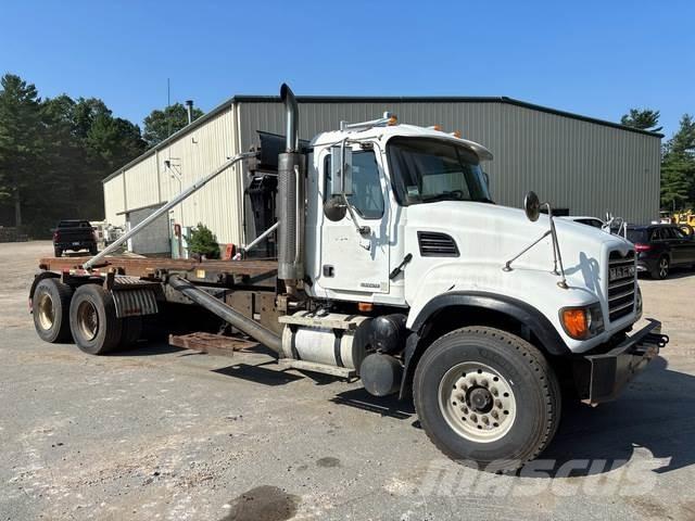Mack CV713 翻斗车