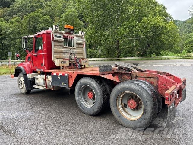 Mack CV713 牵引车