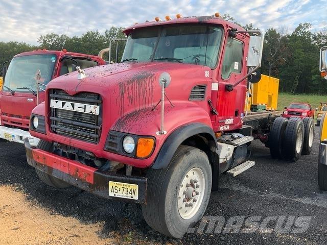 Mack CV713 驾驶室与内部