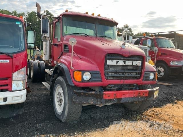 Mack CV713 驾驶室与内部