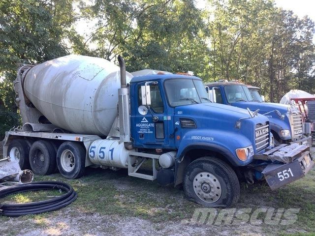 Mack CV713 自卸式货车