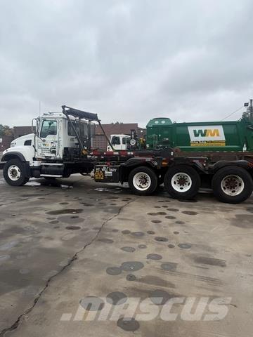 Mack CV713 翻斗车
