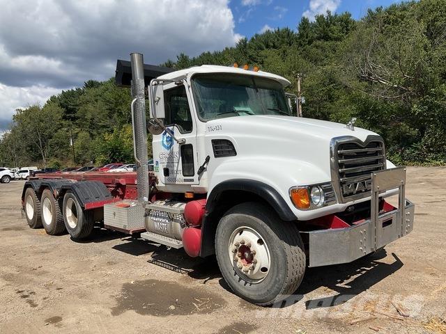 Mack CV713 翻斗车