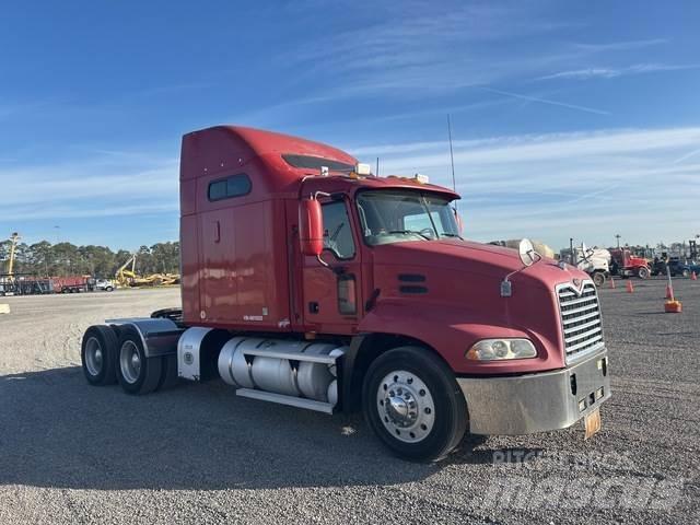 Mack CX613 牵引车