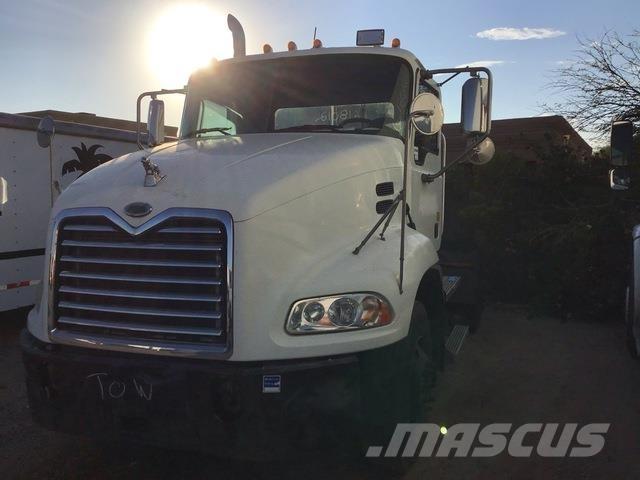 Mack CXN612 牵引车