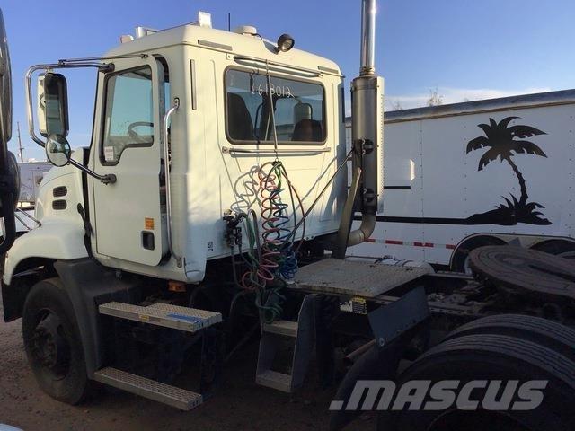 Mack CXN612 牵引车