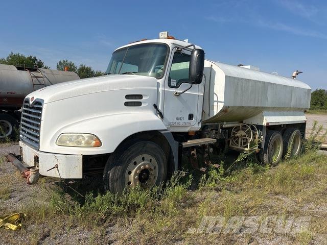 Mack CXN612 水罐车
