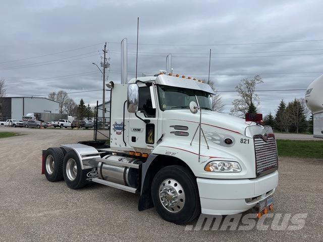 Mack CXN613 牵引车