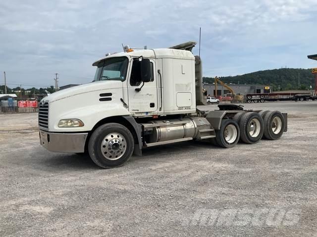 Mack CXN613 牵引车