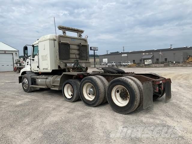 Mack CXN613 牵引车