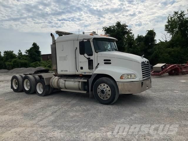 Mack CXN613 牵引车