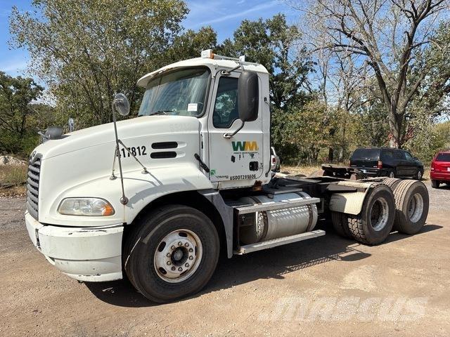 Mack CXN613 牵引车