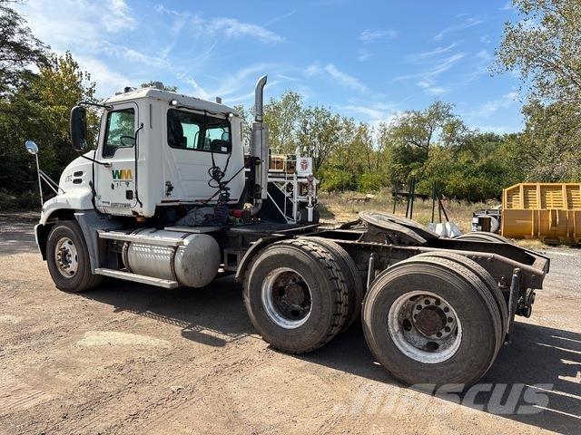 Mack CXN613 牵引车