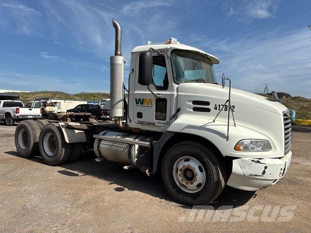 Mack CXN613 牵引车