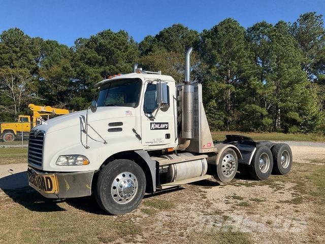 Mack CXN613 牵引车