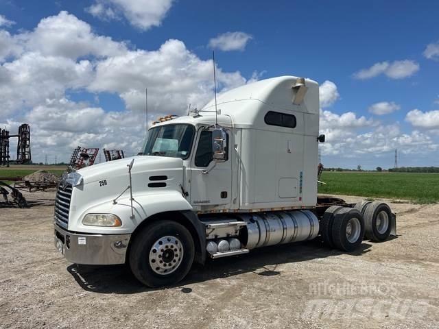 Mack CXU600 牵引车