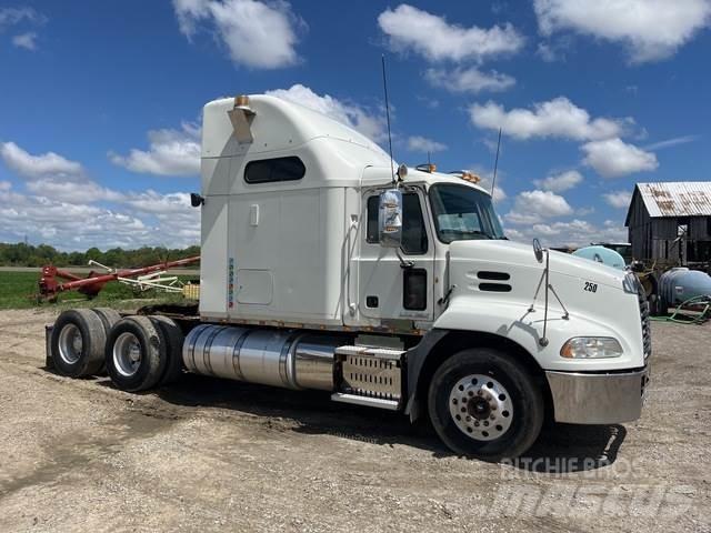 Mack CXU600 牵引车