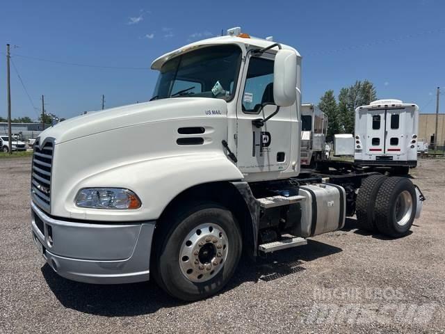 Mack CXU612 牵引车