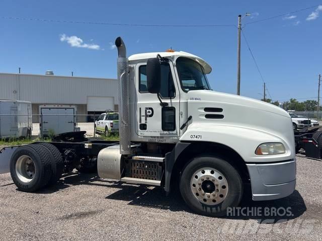 Mack CXU612 牵引车