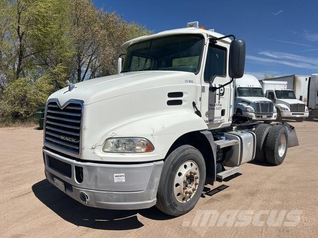 Mack CXU612 牵引车
