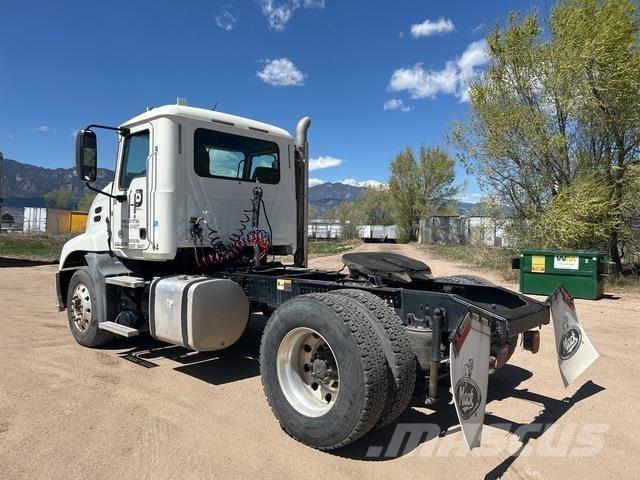 Mack CXU612 牵引车