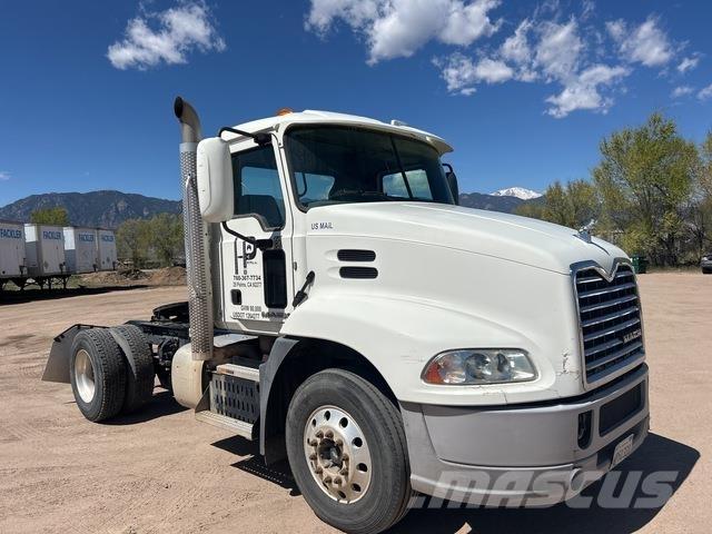 Mack CXU612 牵引车