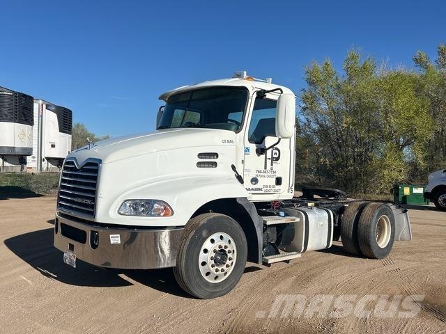 Mack CXU612 牵引车