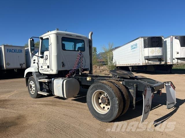Mack CXU612 牵引车