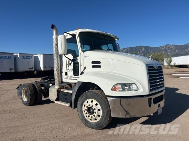 Mack CXU612 牵引车
