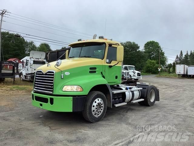 Mack CXU612 牵引车