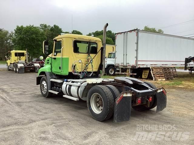 Mack CXU612 牵引车