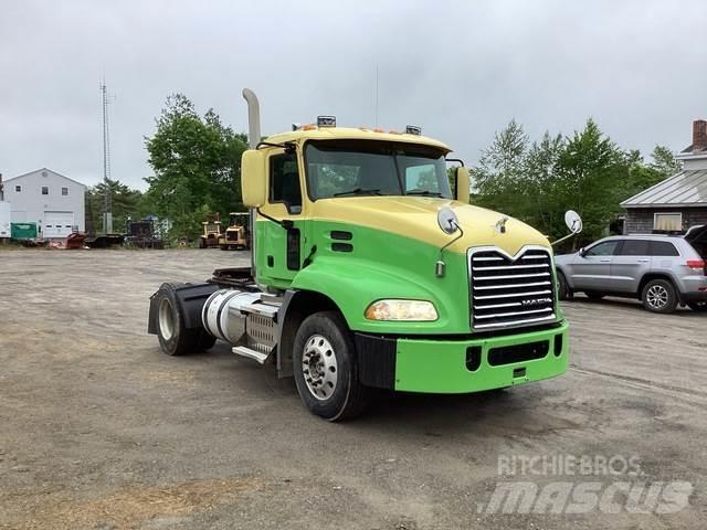 Mack CXU612 牵引车