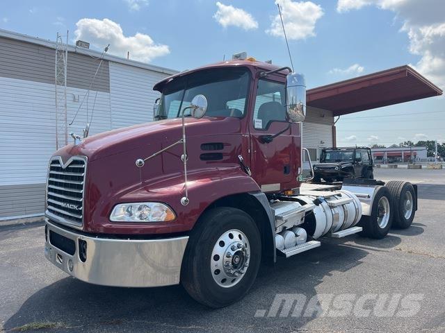 Mack CXU612 牵引车