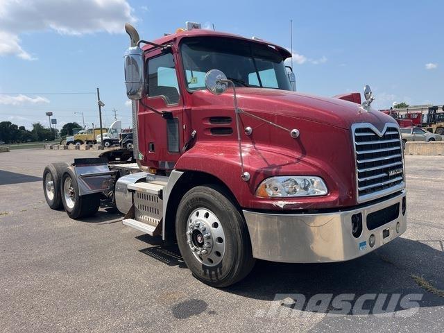 Mack CXU612 牵引车