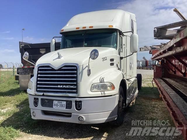 Mack CXU613 牵引车