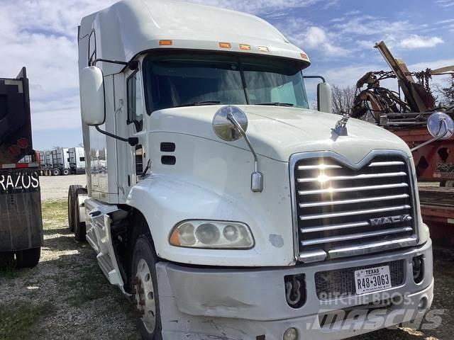 Mack CXU613 牵引车
