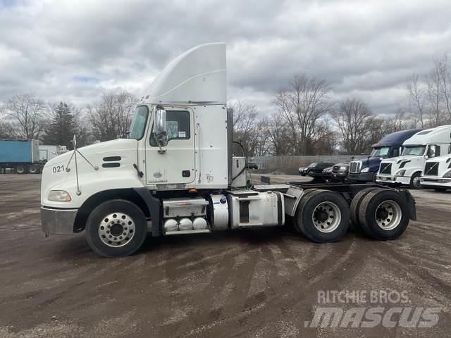 Mack CXU613 牵引车