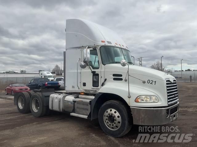 Mack CXU613 牵引车