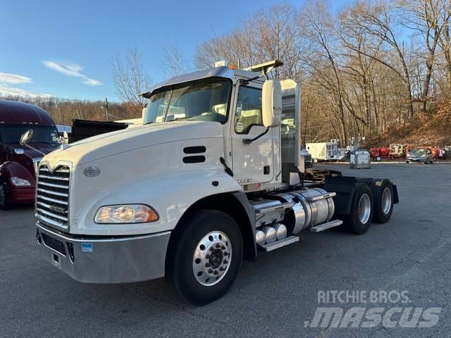 Mack CXU613 牵引车