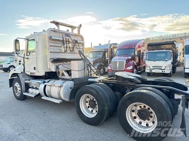 Mack CXU613 牵引车