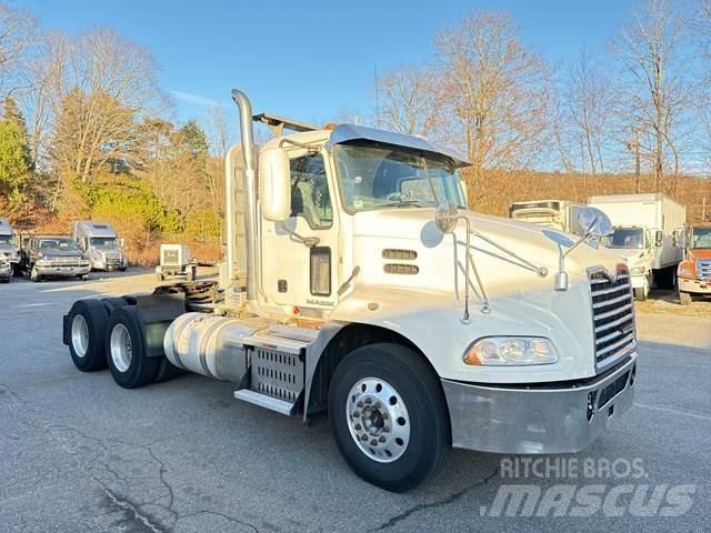 Mack CXU613 牵引车
