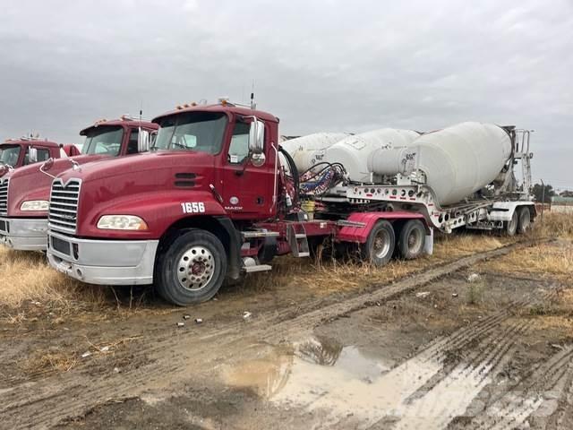 Mack CXU613 牵引车